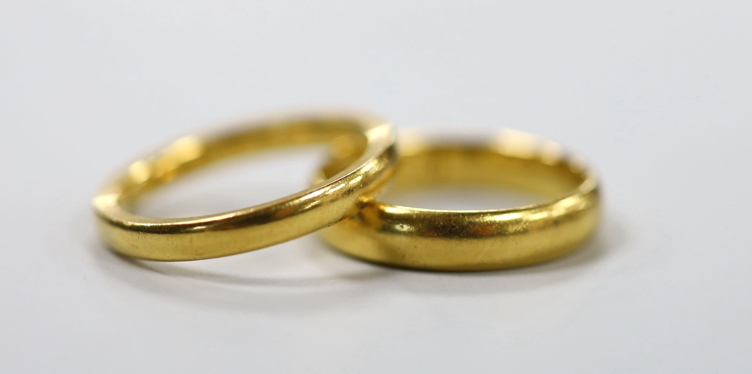 Two 22ct gold wedding bands, the larger hallmarked for Birmingham, 1924, both size O,10.4 grams.